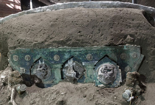 Phát hiện khảo cổ bất ngờ ở Italy: Một cỗ xe nguyên vẹn tồn tại 2.000 năm