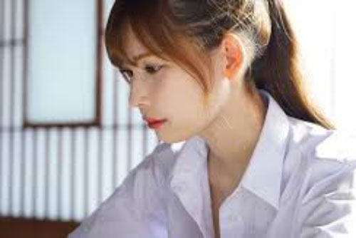 Thấy tập hồ sơ xin việc trên bàn, chồng tôi cười lớn rồi thốt một câu đắng chát