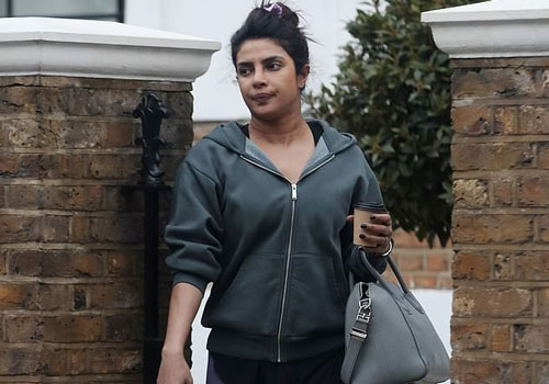 Hoa hậu Thế giới Priyanka Chopra mặc xuề xoà, mặt mộc khác lạ đến không nhận ra