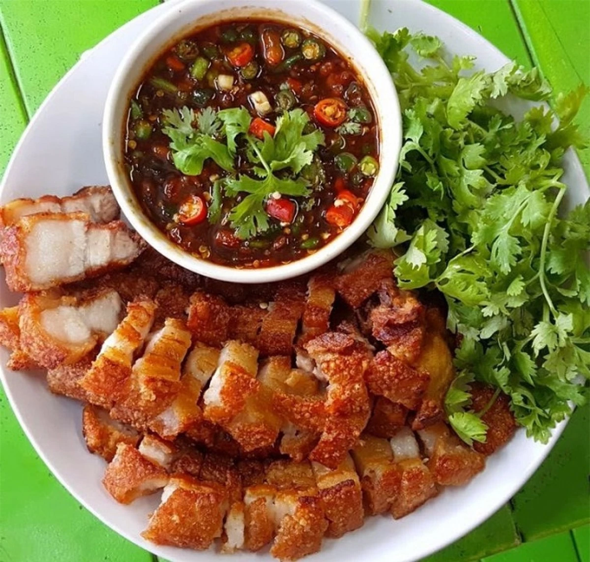 Thưởng thức cùng nước chấm chua ngọt vừa phải là ngon nhất (Ảnh: vietfoodshop)