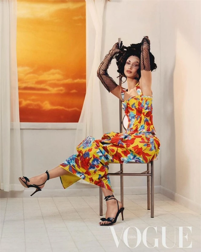 Bella Hadid nóng bỏng trên Vogue Tây Ban Nha - ảnh 4
