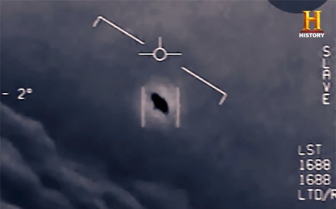 Cựu phi công Hải quân Mỹ tiết lộ về UFO trồi lên từ dưới biển - Ảnh 1.