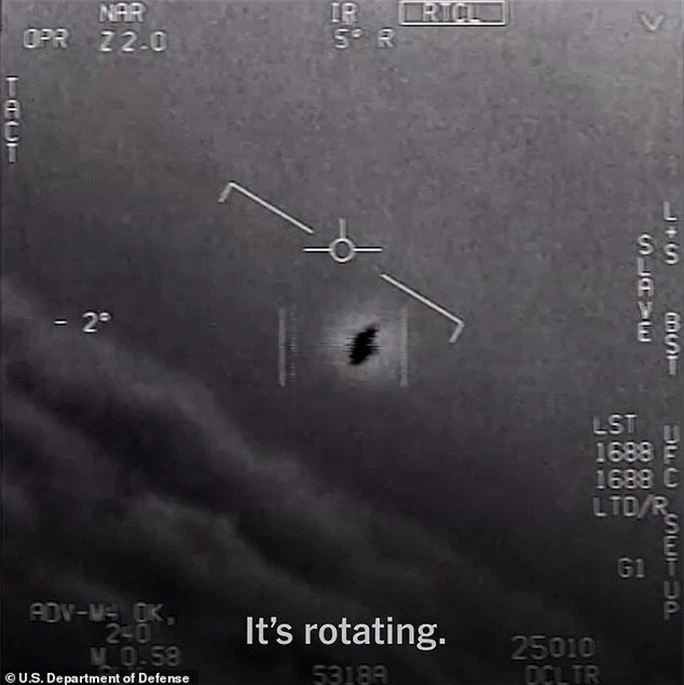 Cựu phi công Hải quân Mỹ tiết lộ về UFO trồi lên từ dưới biển - Ảnh 4.