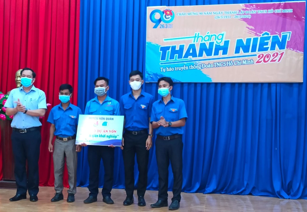 Bảng tượng trưng nguồn vốn hỗ trợ thanh niên khởi nghiệp trị giá 250 triệu đồng được anh Lê Thanh Hoàng - Bí thư huyện Đoàn Hớn Quản (bìa phải) trao cho Đoàn thanh niên 5 xã thuộc huyện.