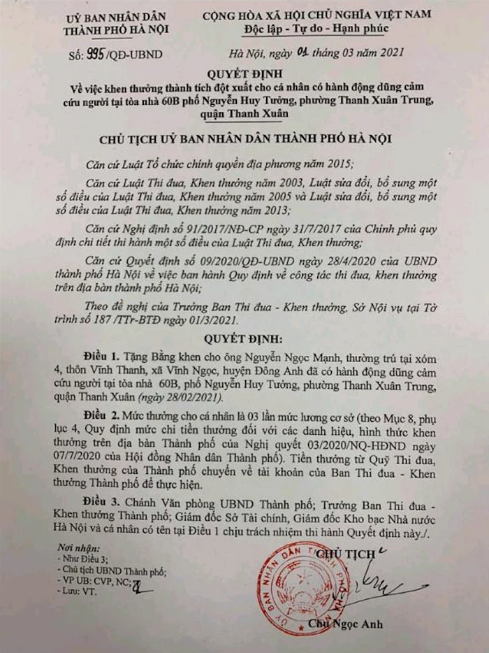 Quyết định tặng bằng khen cho cá nhân có hành động dũng cảm khi cứu sống bé gái rơi từ tầng 12 chung cư của Chủ tịch UBND thành phố Hà Nội. 