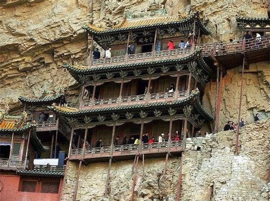 Chùa Huyền Không Sơn Tây (Trung Quốc): Chùa gồm 40 gian, hành lang, cầu, nối với nhau qua những lối đi bằng gỗ.