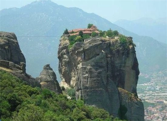 Quần thể Tu đạo viện Meteora (Hi Lạp): Tu đạo viện nằm trên độ cao 400m tính từ điểm thấp nhất của Thung lũng Pinios. 