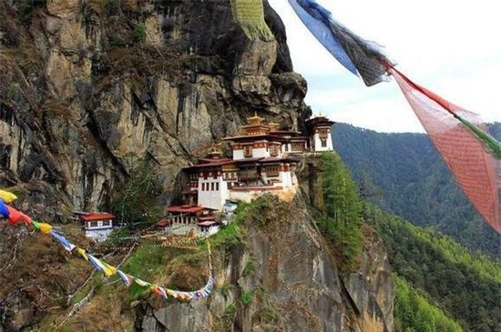 Chùa Huyệt Hổ (Bhutan): Chùa nằm ngang chừng vách đá nơi Thung lũng Hồ Paro, cách điểm thấp nhất của thung lũng là 900m. 