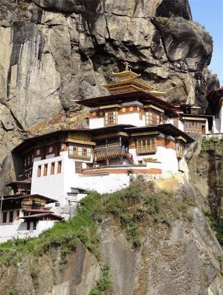 Chùa Huyệt Hổ (Bhutan): Chùa nằm ở vách đá có độ dốc rất lớn, gần như dốc 90 độ. 