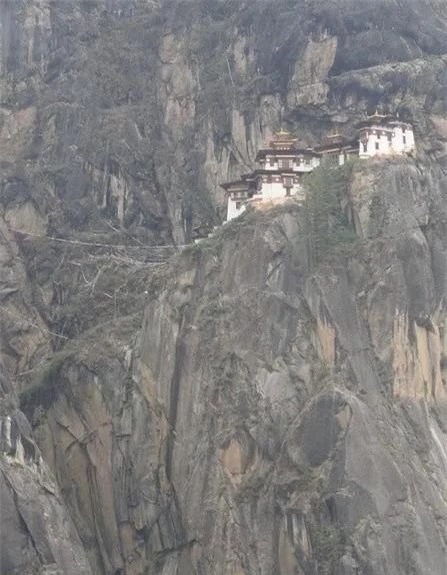 Chùa Huyệt Hổ (Bhutan): Gần như cả ngày mây bao bọc, càng làm tăng thêm độ huyền bí của ngôi chùa. 