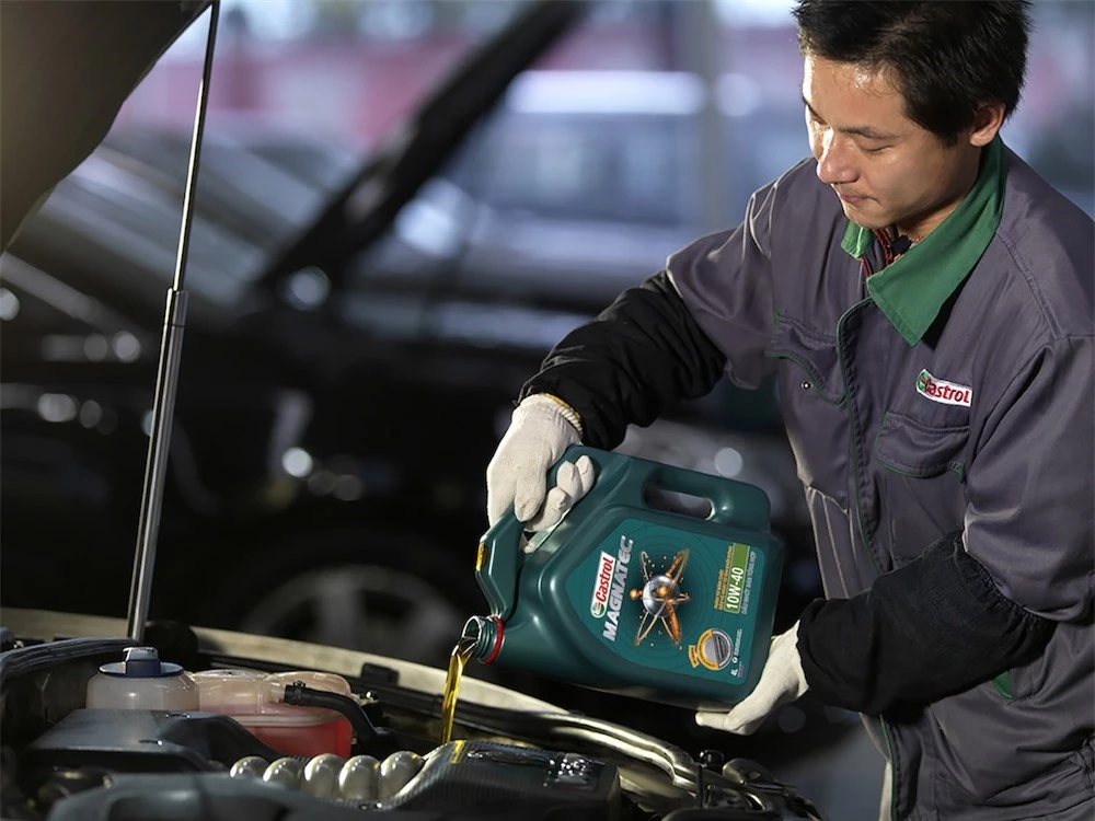 Kiểm tra và thay dầu động cơ là việc cần làm ngay sau khi mua ô tô cũ