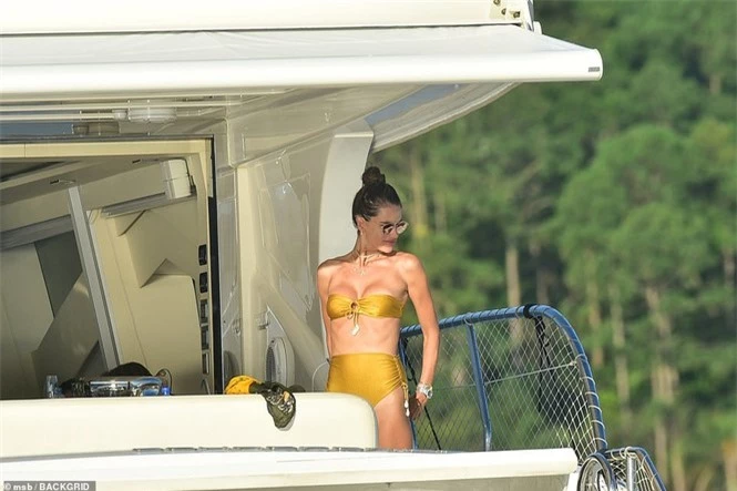 Siêu mẫu Alessandra Ambrosio mặc bikini quây khoe vòng 1 nóng bỏng - ảnh 7