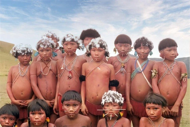 Tập tục kỳ lạ của bộ tộc sống biệt lập trong rừng sâu Amazon - Ảnh 8.