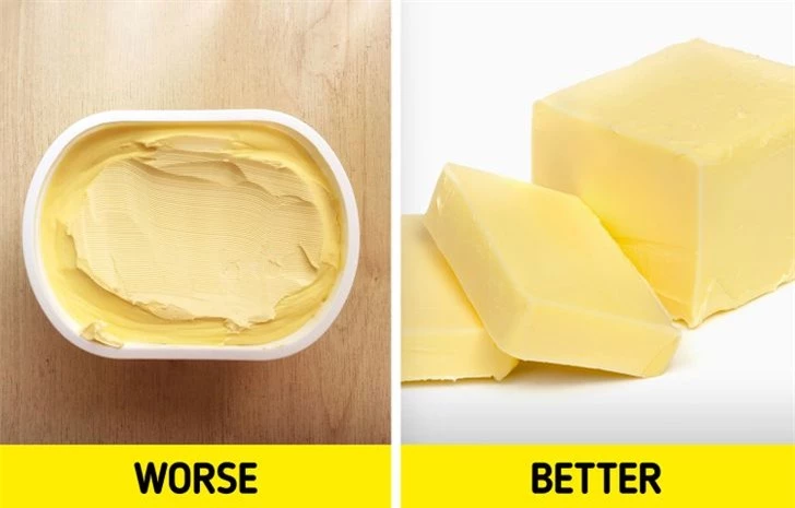 Bơ thực vật: Ban đầu nó được cho là tốt cho sức khỏe hơn bơ, nhưng trên thực tế, nó có chứa chất béo không bão hòa đa có hại. Ăn quá nhiều bơ thực vật có thể gây hại cho làn da của bạn vì những chất béo này, khiến da khô và trông nhăn nheo hơn. Tuy nhiên, bạn có thể ăn bơ thực vật ít chất béo bão hòa và không có bất kỳ chất béo chuyển hóa nào miễn là bạn chỉ có một ít.