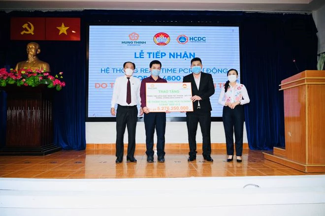 Ông Nguyễn Nam Hiền, Phó tổng giám đốc Tập đoàn Hưng Thịnh, trao tặng hệ thống máy xét nghiệm Covid-19 tự động đầu tiên tại TP.HCM trị giá gần 5,3 tỉ đồng cho HCDC.