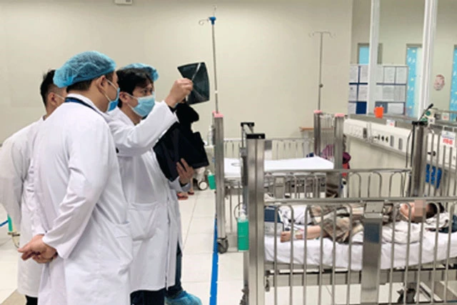 Các bác sĩ đánh giá tình trạng sức khỏe của bệnh nhi Nguyễn Phương H. đang được điều trị tại Bệnh viện Nhi T.Ư. Ảnh: Khánh Chi.