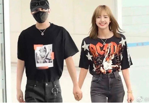 Weibo rầm rộ loạt ảnh Lisa (BLACKPINK) tay nắm tay, má kề má cực kỳ tình cảm với Thái Từ Khôn