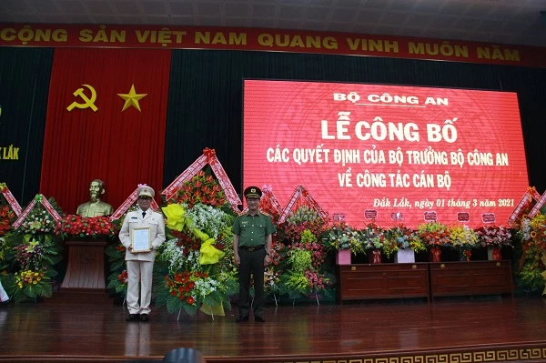 Thứ trưởng Bộ Công an Nguyễn Văn Thành trao quyết định bổ nhiệm đại tá Lê Vinh Quy giữ chức Giám đốc Công an tỉnh Đắk Lắk.