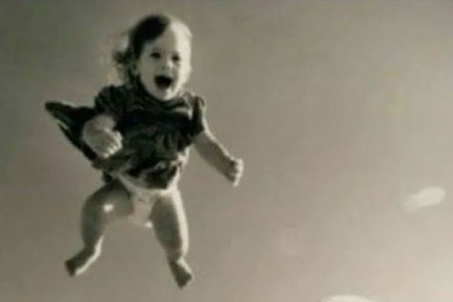 Chuyện trùng hợp khó tin về người đàn ông cứu mạng một đứa trẻ 2 lần rơi khỏi cửa sổ căn hộ trên cao vẫn bình an vô sự