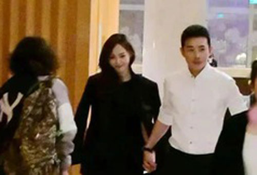 Bức ảnh La Tấn nắm chặt tay Đường Yên như bộ phim ngôn tình bất ngờ bị "đào lại"