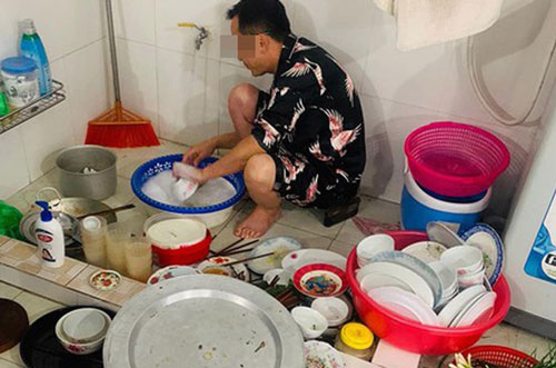 Kể chồng người ta lương gần 100 triệu về nhà vẫn nấu cơm, dọn dẹp, rửa bát để vợ 'tán phét' với bạn, dân mạng tranh cãi