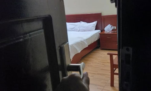 Lắp camera quan sát chị giúp việc, vợ trẻ nghẹn ngào thấy chuyện tày đình