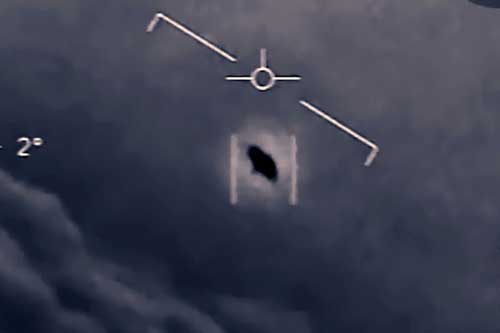 Cựu phi công Hải quân Mỹ tiết lộ về "UFO trồi lên từ dưới biển"