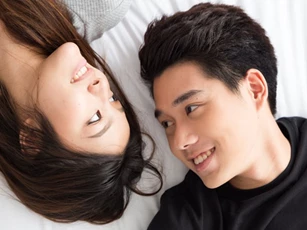 Ra khỏi phòng ngủ, đàn ông có thể gạt sĩ diện làm những việc anh “dị ứng” thế này thì chứng tỏ chàng vô cùng “cuồng vợ”