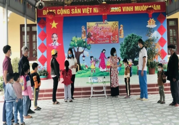 Kiểm tra thân nhiệt tại trường Mầm non Vĩnh Phú.
