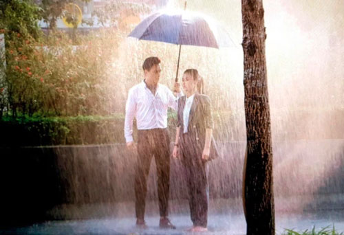Lộ cảnh siêu lãng mạn nhưng hứa hẹn "tận cùng đau khổ" của Minh - Hoàng dưới cơn mưa trong Hướng dương ngược nắng
