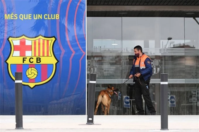 Cảnh sát khám xét trụ sở Barca