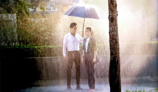 Hướng dương ngược nắng: Lộ cảnh siêu lãng mạn nhưng hứa hẹn "tận cùng đau khổ" của Minh - Hoàng dưới cơn mưa - Ảnh 2.
