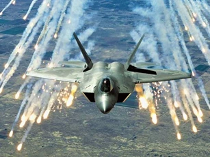 'Chim ăn thịt' F-22 diệt mục tiêu