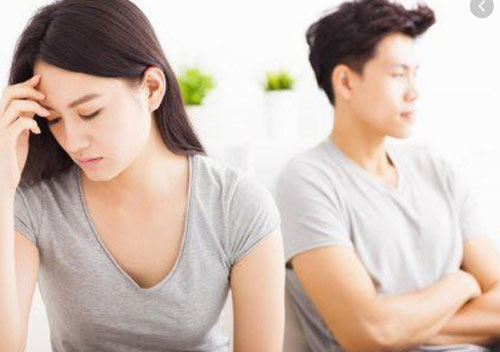 Dứt khoát ly hôn khi biết chồng cặp bồ với người yêu cũ