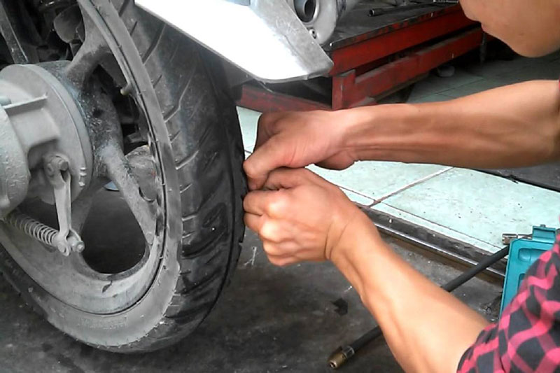 Những lưu ý khi sử dụng xe máy lốp không săm