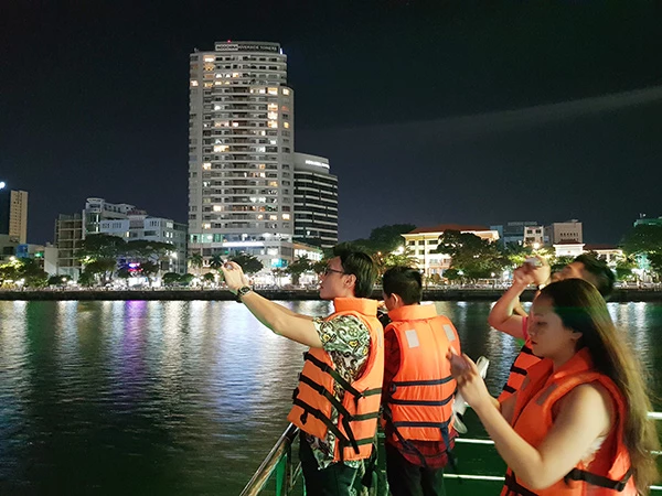 Thưởng ngoạn sông Hàn về đêm luôn đem lại những trải nghệm vô cùng hấp dẫn cho du khách khi đến Đà Nẵng