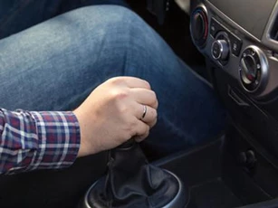 Món đồ trong cốp xe ô tô khiến bí mật của người chồng bị phát giác