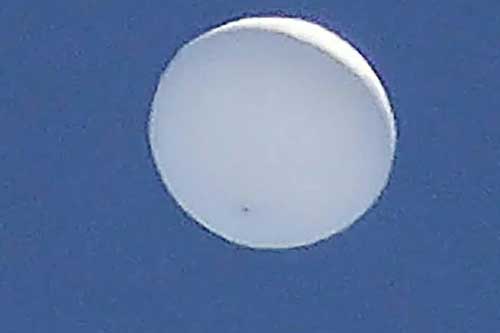 UFO bí ẩn xuất hiện trên bầu trời, chính phủ Nhật lập tức điều trực thăng ra theo dõi