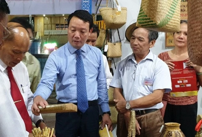 Lãnh đạo tỉnh Thừa Thiên Huế thăm các gian hàng trưng bày sản phẩm thủ công mỹ nghệ của các làng nghề truyền thống.