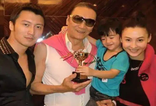 Trương Bá Chi được nhận gần hết tài sản của cha Tạ Đình Phong, trong khi tài tử lại hoàn toàn trắng tay?