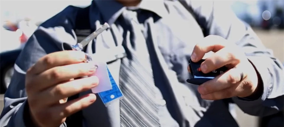 Lấy chìa khóa cơ ra khỏi chìa chìa khoá thông minh Smart key Lấy chìa khóa cơ ra khỏi chìa chìa khoá thông minh Smart key