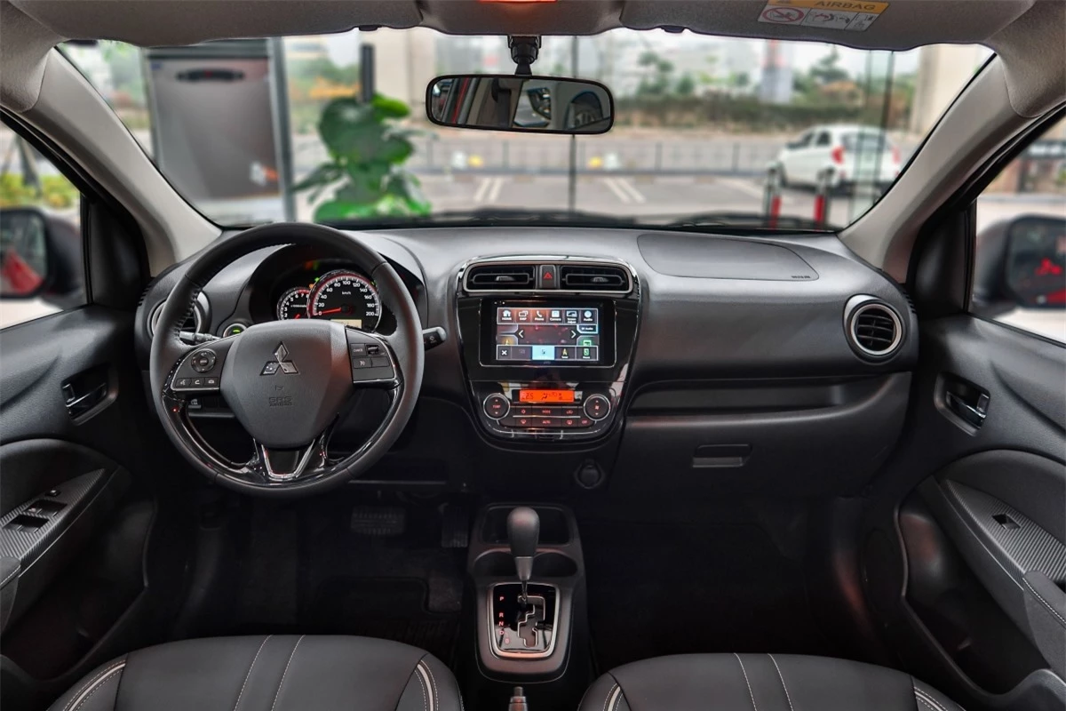 Giống như bản CVT, Mitsubishi Attrage Premium được trang bị màn hình cảm ứng 6,8 inch, hỗ trợ kết nối Apple CarPlay/Android Auto, 4 loa âm thanh và các nút điều chỉnh âm thanh, chuyển bài trên vô-lăng, nút bấm khởi động, chìa khóa thông minh, điều hòa tự động...