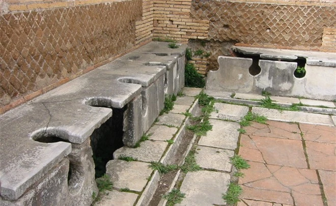 Kinh dị chuyện nhà vệ sinh công cộng thời La Mã, nơi tất cả mọi người chùi chung bằng 1 cái que - Ảnh 1.