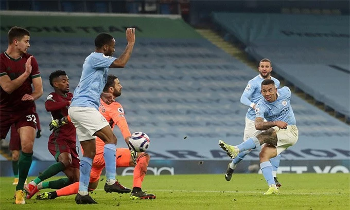 Jesus lập cú đúp trong 10 phút cuối trận mang về chiến thắng thứ 21 cho Man City