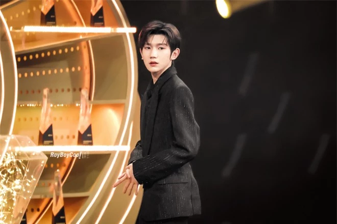 Khung hình hot nhất Weibo hôm nay: Dương Tử - Dương Mịch bỗng làm nền, Vương Nguyên bảnh như thiếu gia hào môn - Ảnh 3. Khung hình hot nhất Weibo hôm nay: Dương Tử - Dương Mịch bỗng làm nền, Vương Nguyên bảnh như thiếu gia hào môn - Ảnh 3.