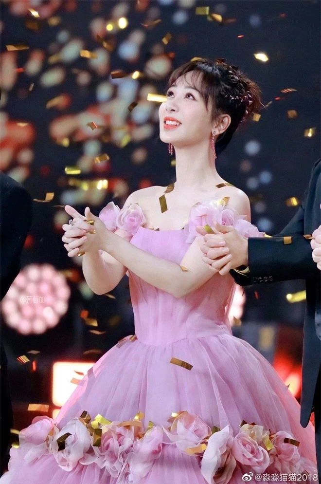 Khung hình hot nhất Weibo hôm nay: Dương Tử - Dương Mịch bỗng làm nền, Vương Nguyên bảnh như thiếu gia hào môn - Ảnh 5. Khung hình hot nhất Weibo hôm nay: Dương Tử - Dương Mịch bỗng làm nền, Vương Nguyên bảnh như thiếu gia hào môn - Ảnh 5.