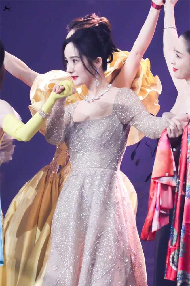 Khung hình hot nhất Weibo hôm nay: Dương Tử - Dương Mịch bỗng làm nền, Vương Nguyên bảnh như thiếu gia hào môn - Ảnh 7. Khung hình hot nhất Weibo hôm nay: Dương Tử - Dương Mịch bỗng làm nền, Vương Nguyên bảnh như thiếu gia hào môn - Ảnh 7.