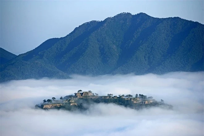 Đặc biệt điểm nhìn lâu đài Takeda ngoạn mục nhất là vào buổi sáng mùa thu, từ khi mặt trời mọc lên kéo dài đến khoảng tám giờ sáng. Đó là khi có sự xuất hiện của màn sương dày treo vất vưởng trên bầu trời vì do qua đêm nên nhiệt độ giảm mạnh. Hiệu ứng được tạo ra bởi một lớp sương mù thực sự ngoạn mục, giống như một lâu đài trên bầu trời, trôi nổi trên những đám mây.