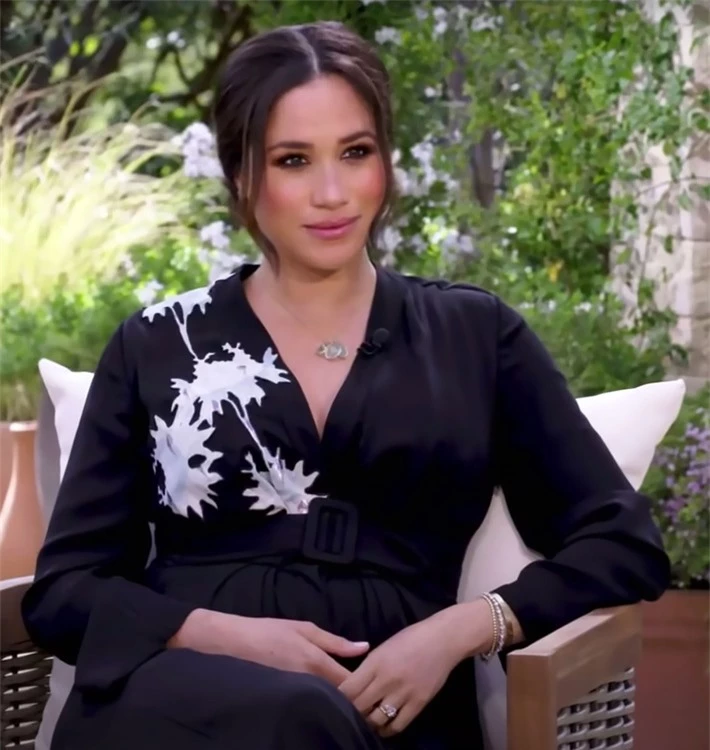 Meghan Markle bị cáo buộc bắt nạt nhân viên khiến họ phải ức phát khóc, nữ công tước phản pháo đổ lỗi cho hoàng gia - Ảnh 2. Meghan Markle bị cáo buộc bắt nạt nhân viên khiến họ phải ức phát khóc, nữ công tước phản pháo đổ lỗi cho hoàng gia - Ảnh 2.
