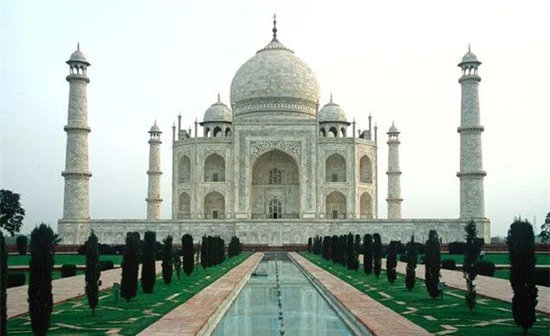 2. Lăng Taj Mahal (Ấn Độ): Lăng được Vua Mughal xây dựng tại Agra (Ấn Độ) vào thế kỷ 17 để tưởng nhớ người vợ là Taj Mahal, đây cũng là công trình biểu trưng cho cuộc hôn nhân giữa họ. Tuy xây dựng từ xa xưa, nhưng ngày nay nhiều du khách vẫn cảm nhận được phong cách nghệ thuật kiến trúc hiện đại khi đến tham quan. Lăng nghiêm cấm mang vào 3 thứ: thực phẩm, máy ảnh và giá chụp ảnh. 